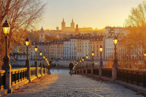 Vue magnifique d'un quartier paisible de Lyon, idéal pour habiter, illustrant la vie urbaine de premier choix dans cette ville légendaire.